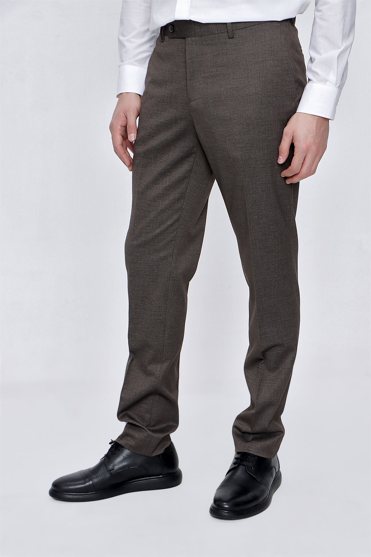 Slim-Fit Classic Pants - Brown