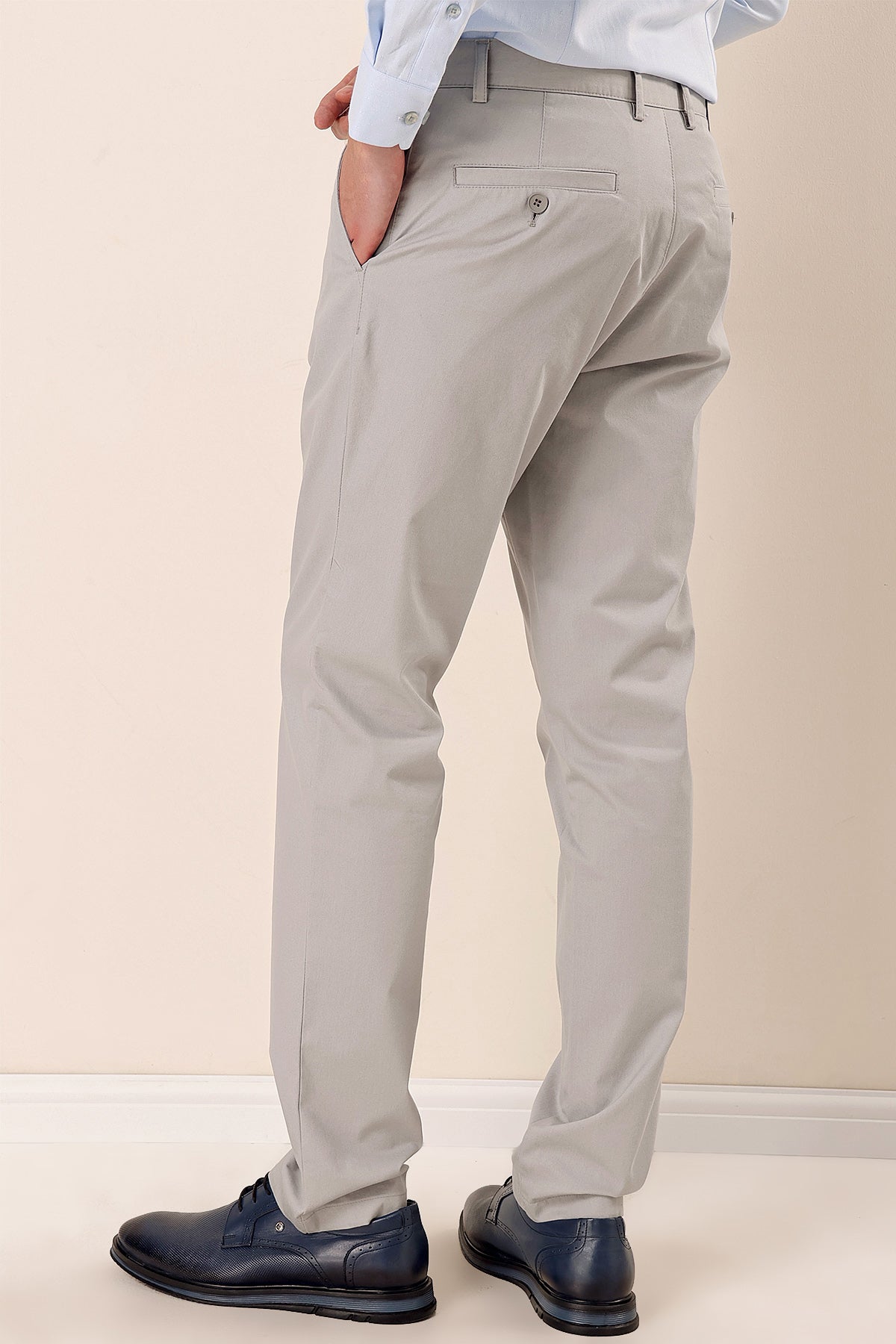 Comfort-Fit Chino Pants - Light Grey