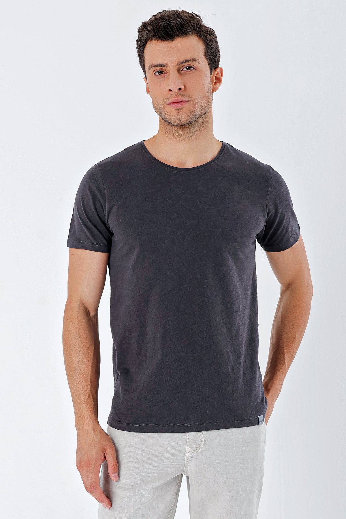 Slim-Fit Basic T-shirt - Dark Grey