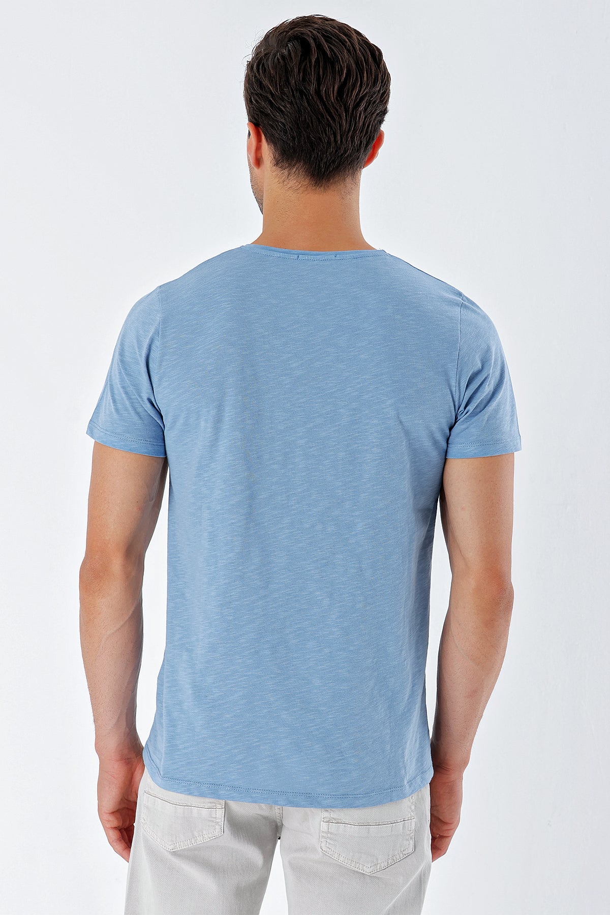 Slim-Fit Basic T-shirt - Light Blue