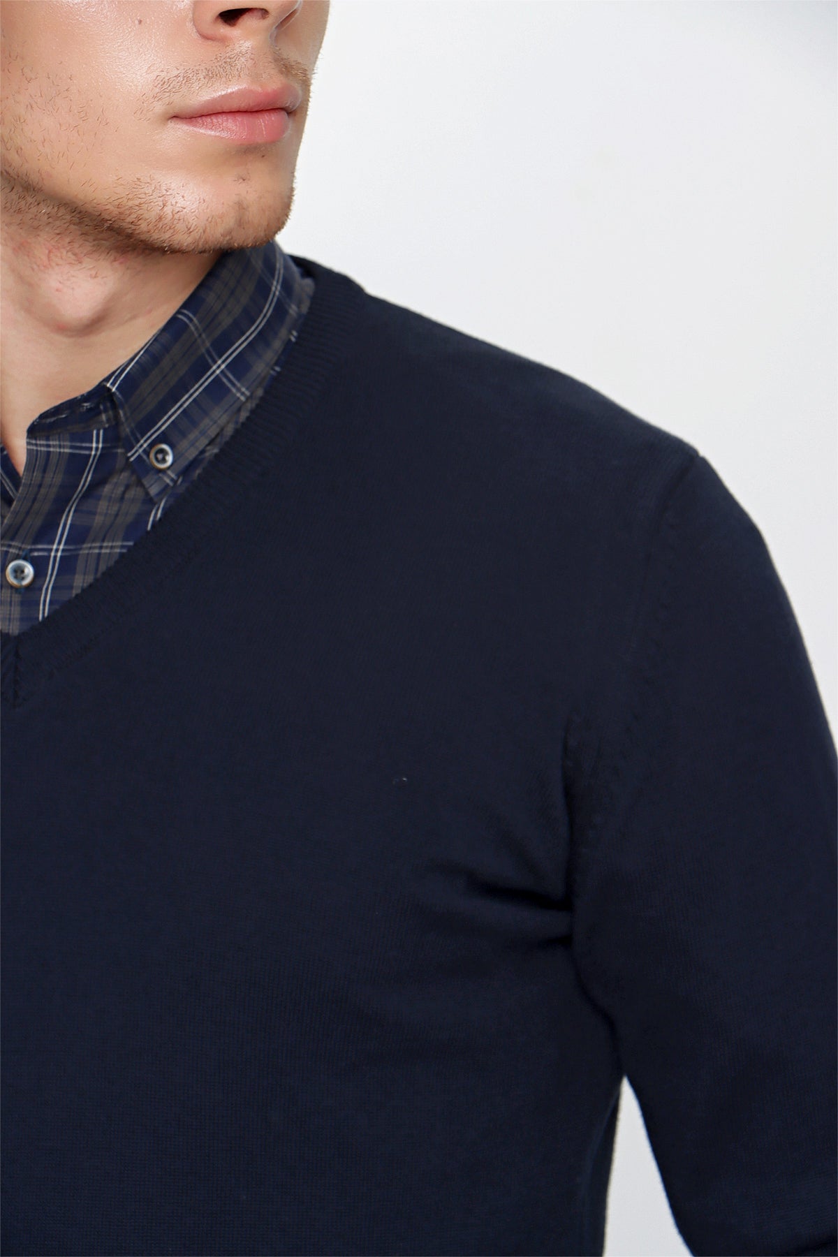 Comfort-Fit V-Neck Knitwear - Navy