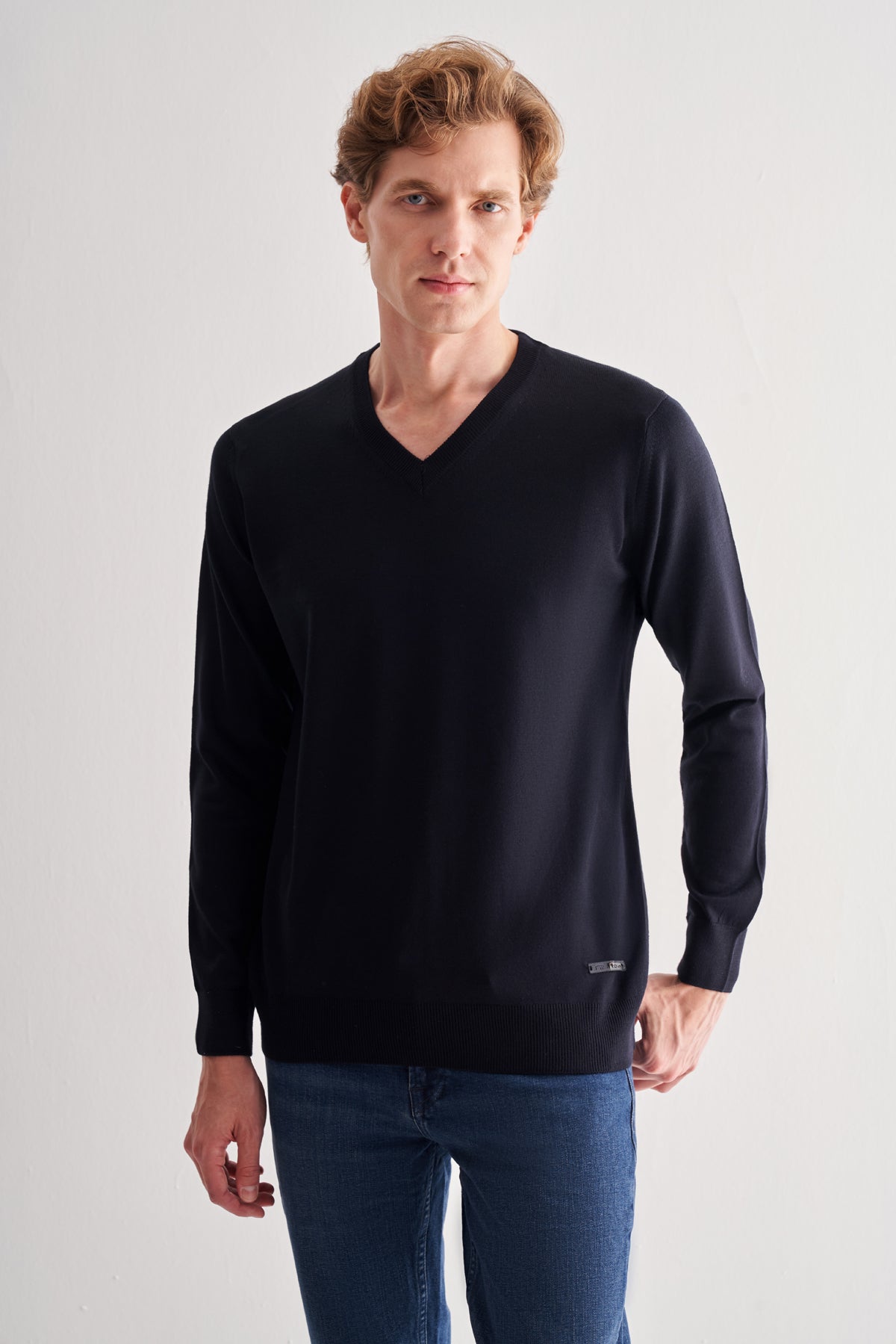 Comfort-Fit V-Neck Jacquard Knitwear - Dark Navy