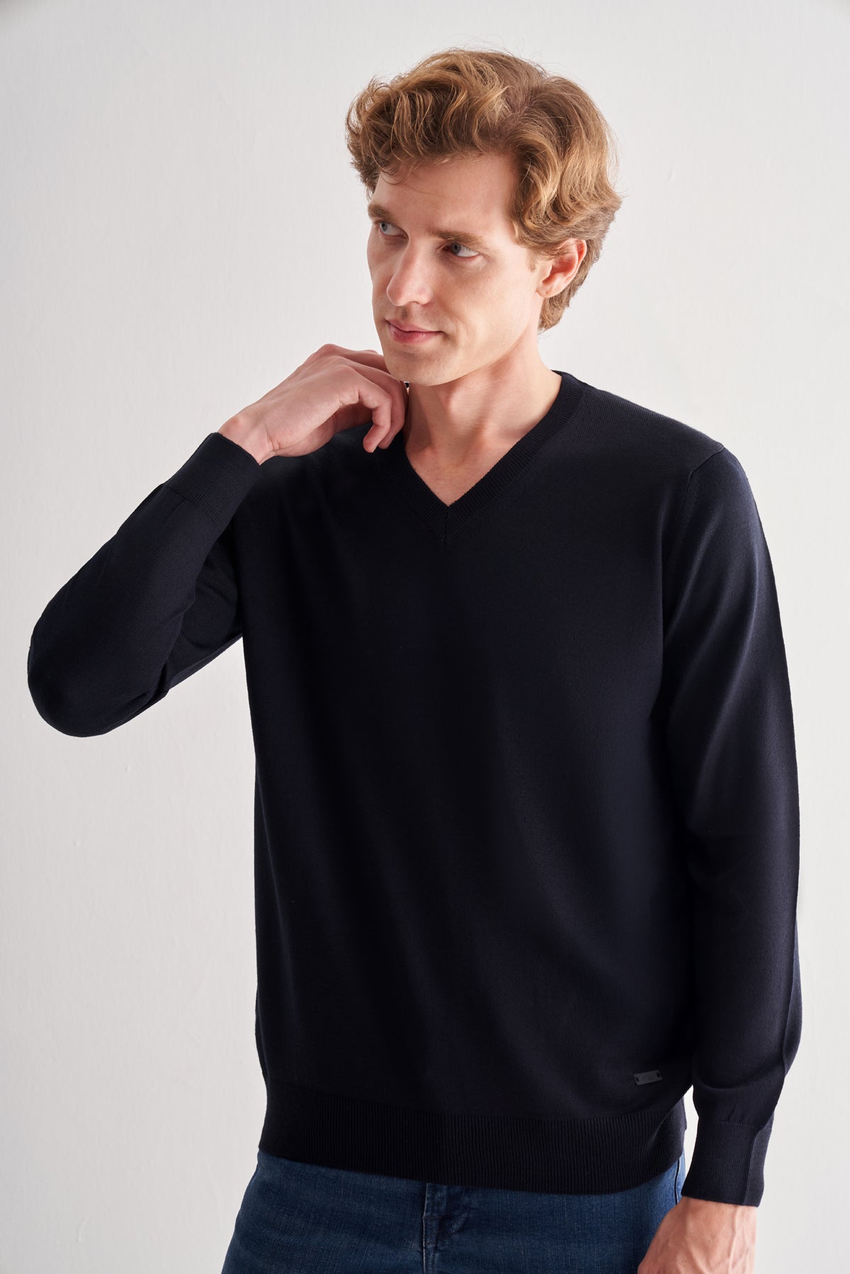 Comfort-Fit V-Neck Jacquard Knitwear - Dark Navy